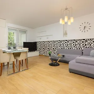 Metro Targowek Spacious With Parking By Renters Warszawa
